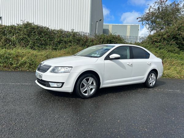 Skoda Octavia Hatchback, Diesel, 2015, White