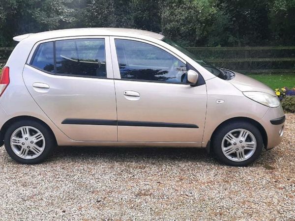 Hyundai i10 Hatchback, Petrol, 2010, Gold