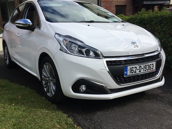 Peugeot 208 Hatchback, Petrol, 2016, White