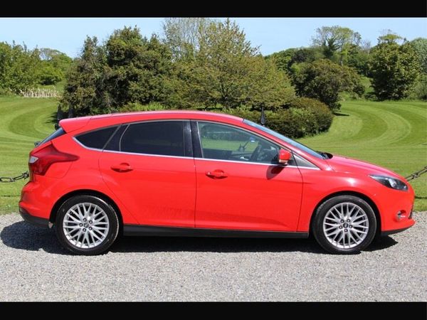 Ford Focus Hatchback, Petrol, 2014, Red