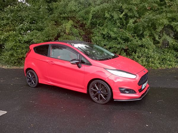 Ford Fiesta Hatchback, Petrol, 2016, Red