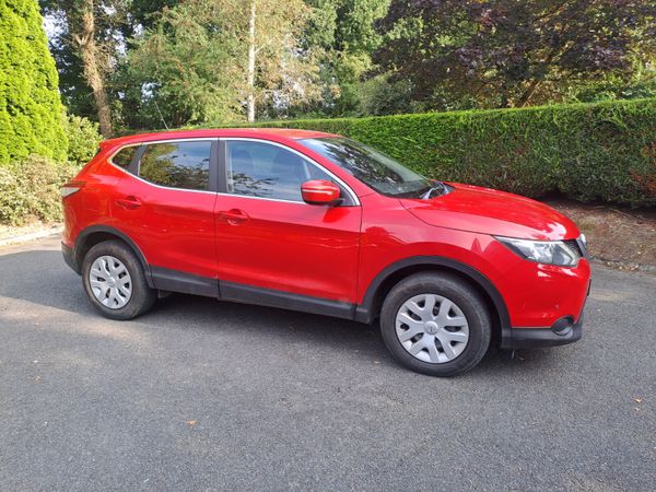 Nissan Qashqai Hatchback, Diesel, 2014, Red