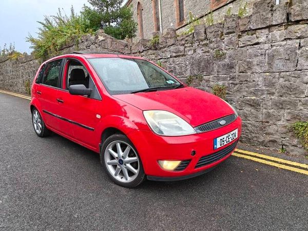 Ford Fiesta Hatchback, Petrol, 2005, Red