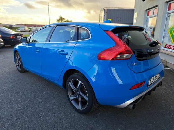 Volvo V40 Hatchback, Diesel, 2015, Blue