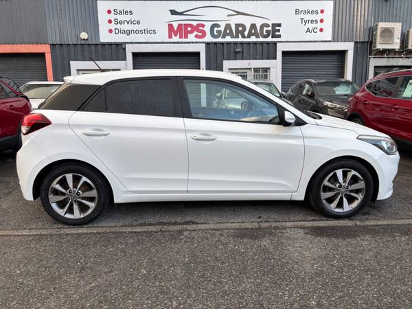 Hyundai i20 Hatchback, Petrol, 2017, White