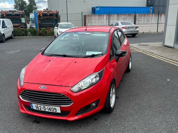 Ford Fiesta Hatchback, Petrol, 2016, Red