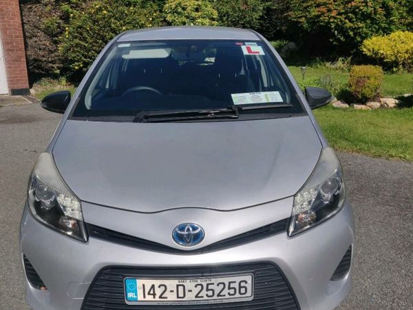 Toyota Yaris Hatchback, Petrol Hybrid, 2014, Silver