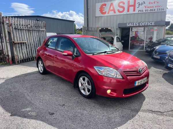 Toyota Auris Hatchback, Diesel, 2011, Red
