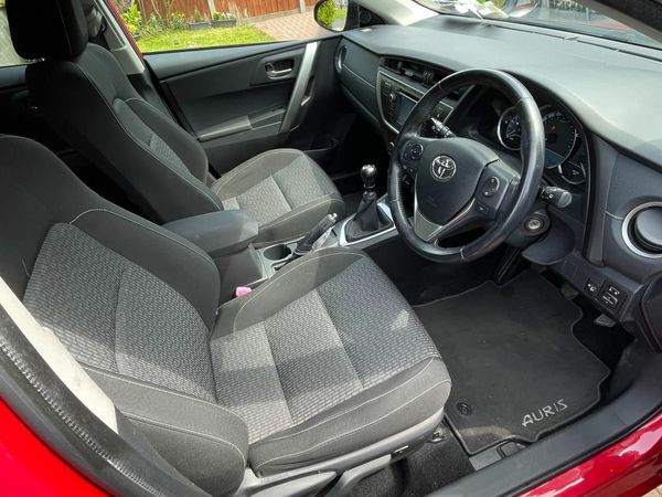 Toyota Auris MPV, Petrol, 2015, Red