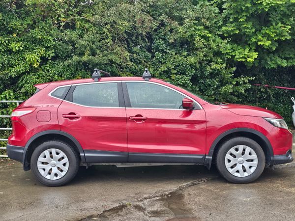 Nissan Qashqai Hatchback, Diesel, 2014, Red