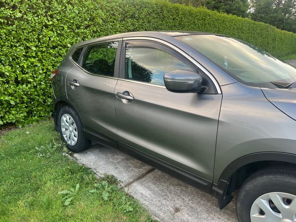 Nissan Qashqai Hatchback, Diesel, 2014, Grey