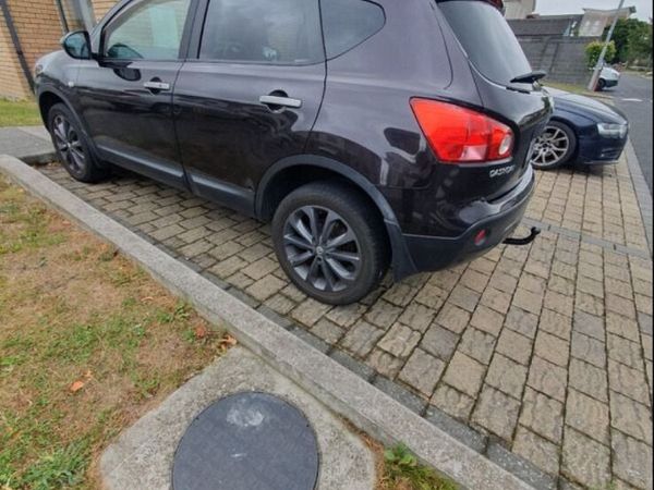 Nissan Qashqai Hatchback, Diesel, 2011, Purple