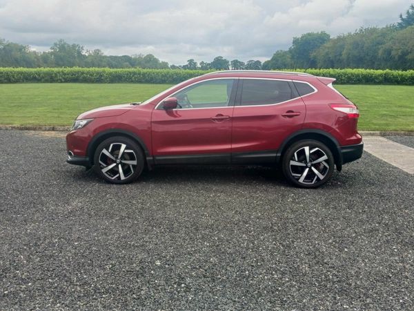 Nissan Qashqai Hatchback, Diesel, 2015, Red