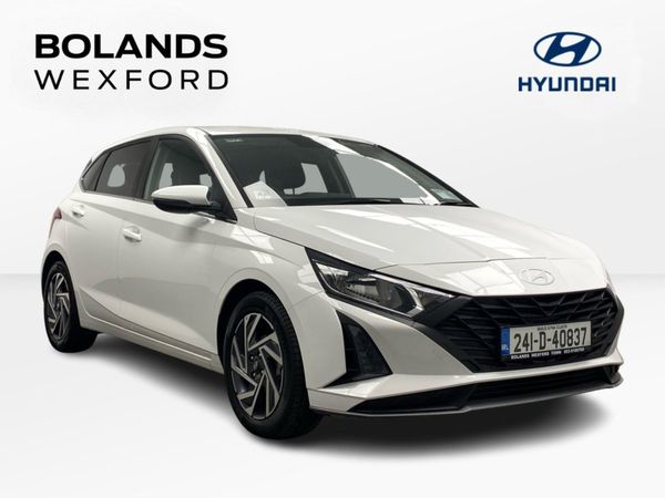 Hyundai i20 Hatchback, Petrol, 2024, White