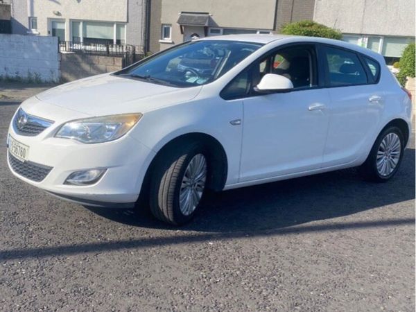 Vauxhall Astra Hatchback, Petrol, 2011, White