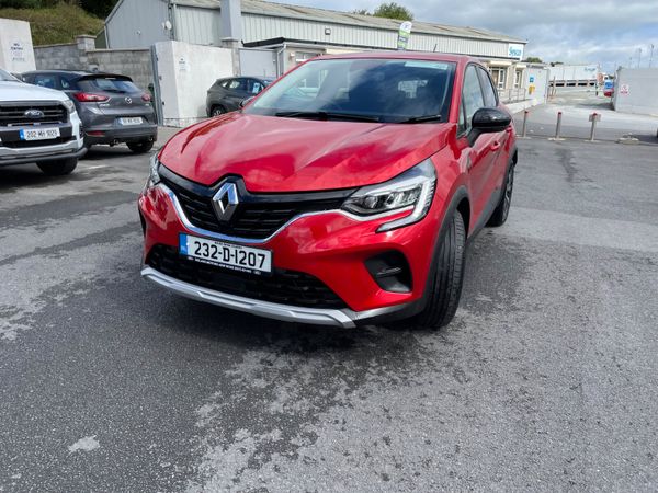 Renault Captur Hatchback, Petrol, 2023, Red