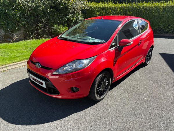 Ford Fiesta Hatchback, Petrol, 2011, Red