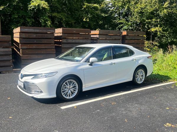 Toyota Camry Saloon, Petrol Hybrid, 2017, White
