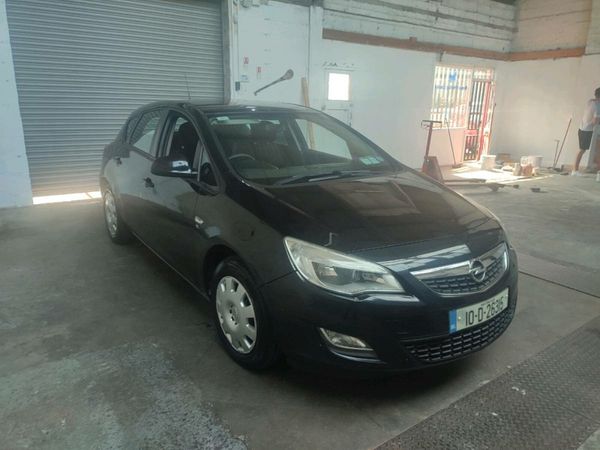 Opel Astra Hatchback, Petrol, 2010, Black