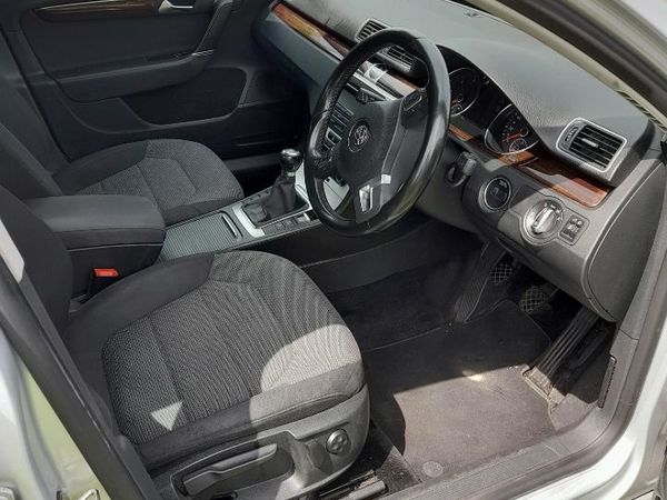 Volkswagen Passat Saloon, Diesel, 2011, Silver