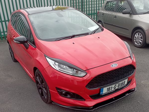Ford Fiesta Hatchback, Petrol, 2016, Red