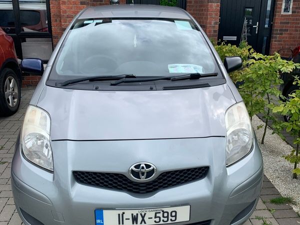 Toyota Yaris Hatchback, Petrol, 2011, Silver