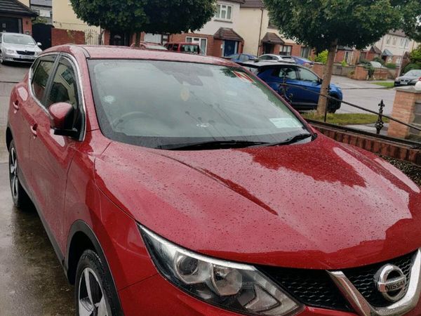 Nissan Qashqai Hatchback, Petrol, 2015, Red