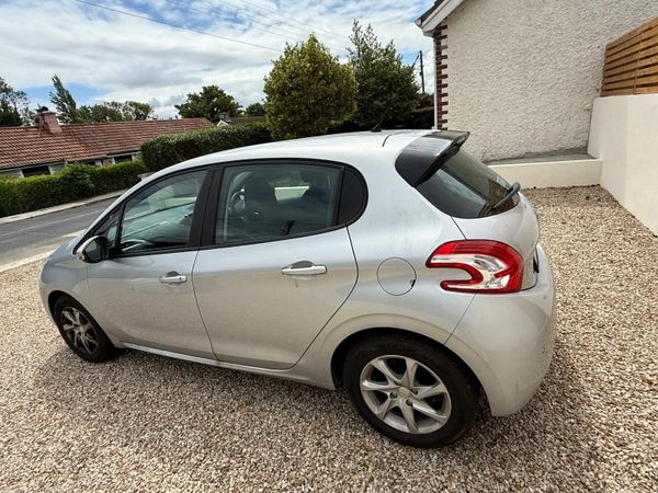 Peugeot 208 Hatchback, Petrol, 2015, Grey