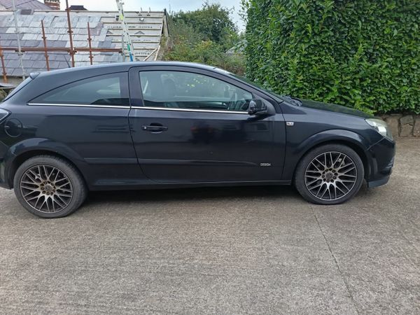 Opel Astra Hatchback, Petrol, 2010, Black