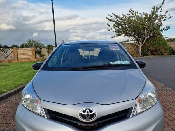 Toyota Yaris Hatchback, Petrol, 2014, Silver
