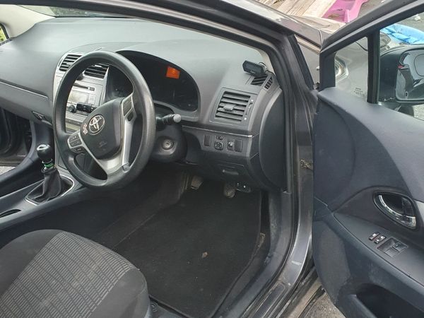Toyota Avensis Saloon, Diesel, 2012, Silver