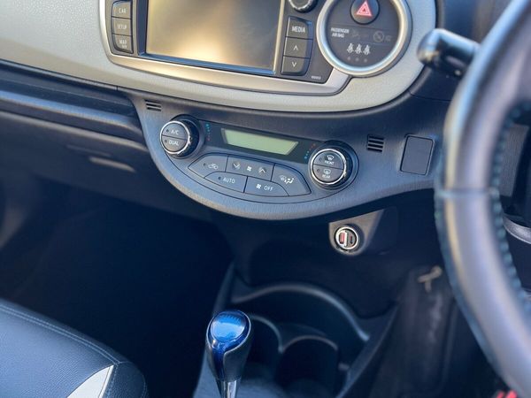Toyota Yaris Hatchback, Petrol Hybrid, 2013, White