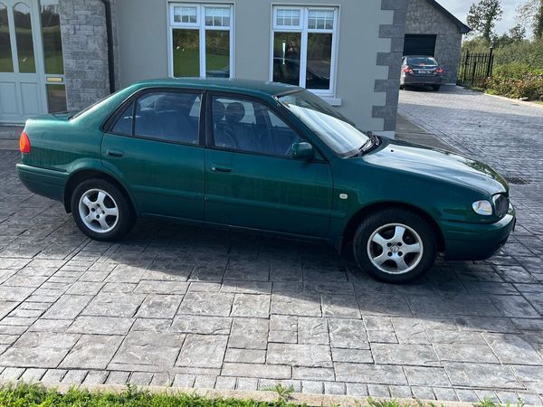 Toyota Corolla Saloon, Petrol, 2000, Green