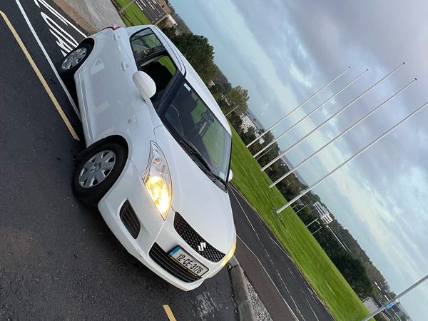 Suzuki Swift Hatchback, Petrol, 2012, White