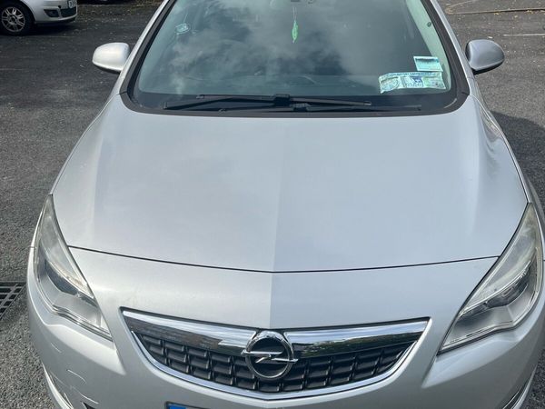 Opel Astra Hatchback, Petrol, 2010, Silver