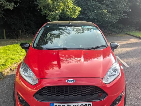 Ford Fiesta Hatchback, Petrol, 2015, Red
