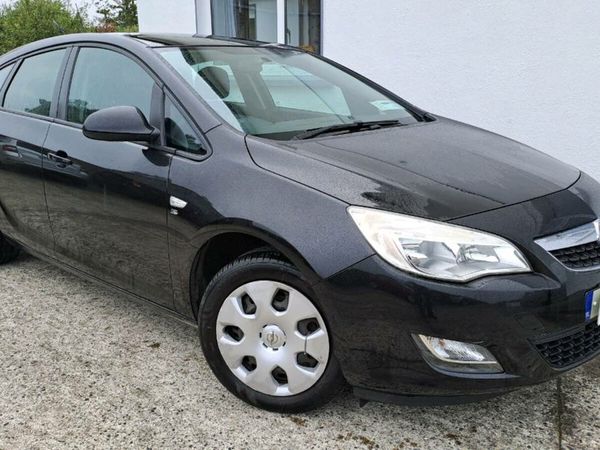 Opel Astra Hatchback, Petrol, 2010, Black
