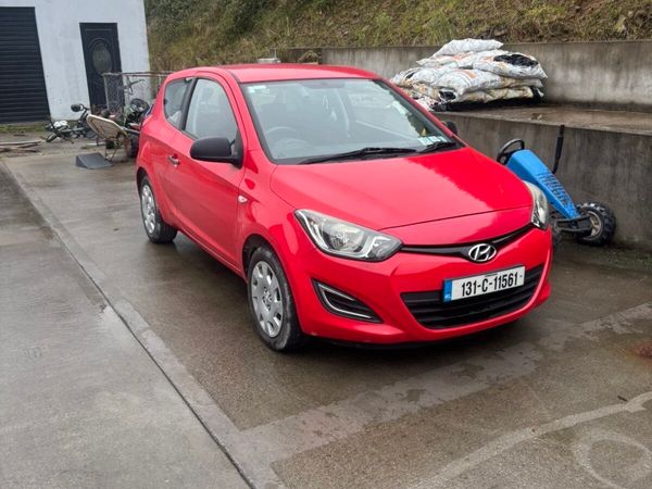 Hyundai i20 Hatchback, Petrol, 2013, Red