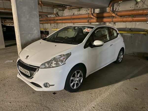 Peugeot 208 Hatchback, Petrol, 2013, White
