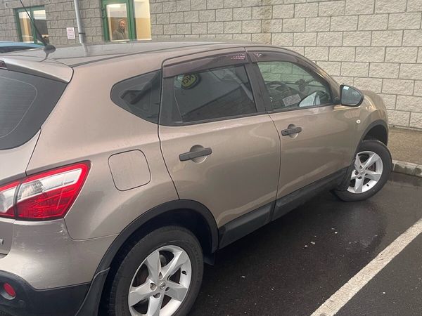 Nissan Qashqai Hatchback, Diesel, 2010, Brown