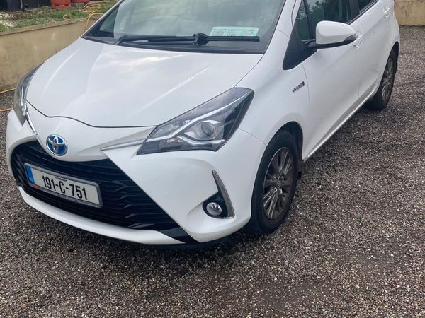 Toyota Yaris MPV, Petrol Hybrid, 2019, White