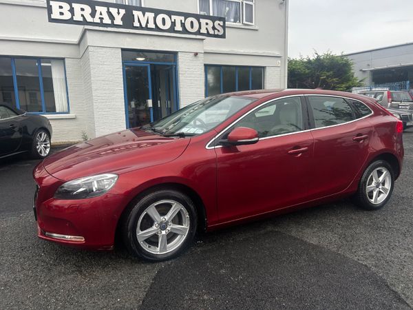 Volvo V40 Hatchback, Petrol, 2015, Red