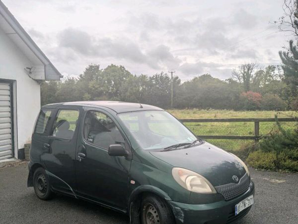 Toyota Yaris Hatchback, Petrol, 2000, Green