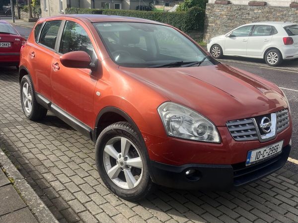Nissan Qashqai Hatchback, Diesel, 2010, Red