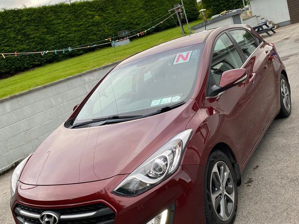 Hyundai i30 Hatchback, Petrol, 2016, Red