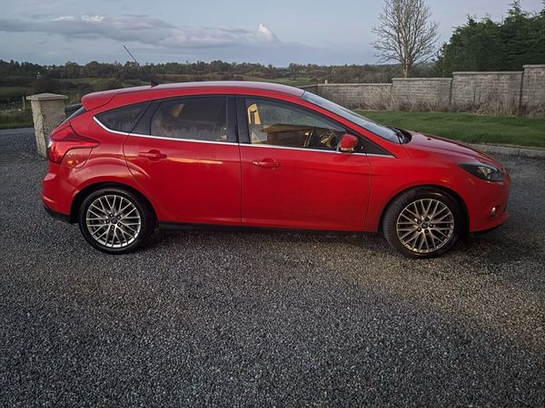 Ford Focus Hatchback, Petrol, 2013, Red