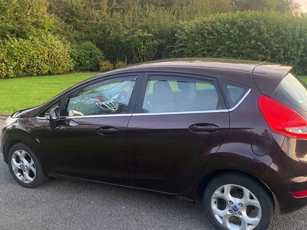Ford Fiesta Hatchback, Petrol, 2009, Red