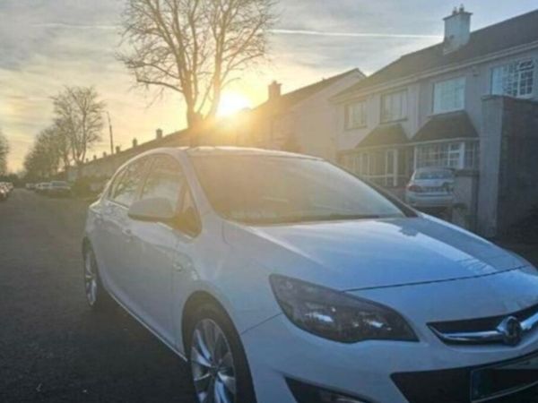 Vauxhall Astra Hatchback, Diesel, 2014, White