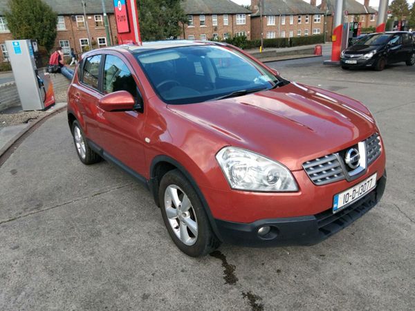 Nissan Qashqai Hatchback, Diesel, 2010, Red