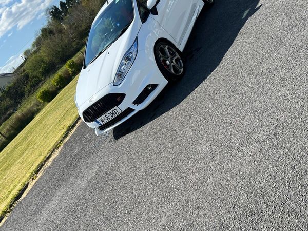 Ford Fiesta Hatchback, Petrol, 2014, White